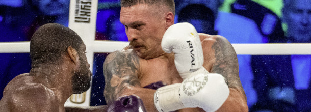 Oleksandr Usyk and Daniel Dubois in action in the boxing ring