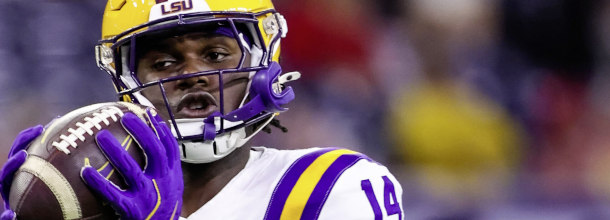 LSU Tigers TE Green in action in an NCAAF game