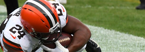 Cleveland Browns RB Nick Chubb dives into the end zone for a touchdown in an NFL game
