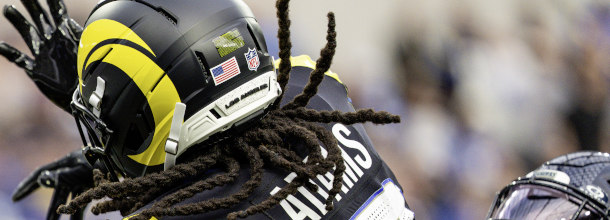 Los Angeles Rams WR Davante Adams catches a touchdown in an NFL game