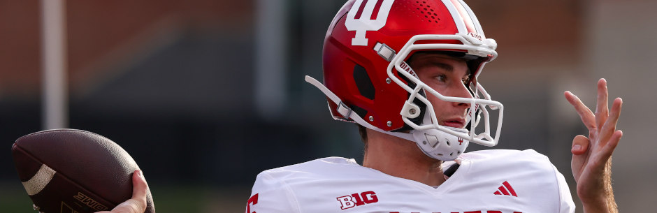 Indiana Hoosiers quarterback Fernando Mendoza in action in a NCAAF game