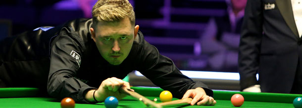 English snooker star Kyren Wilson lines up a shot at the 2024 World Championships