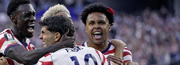 USA Fussballstars feiern ein Tor im WM-Spiel gegen Paraguay